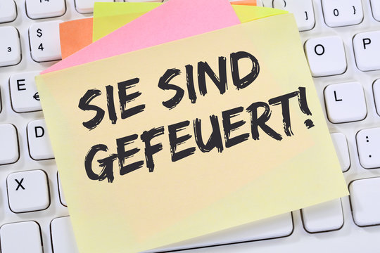 Sie sind gefeuert entlassen Entlassung K&uuml;ndigung Jobs Job Arbeit Notizzettel Business Konzept