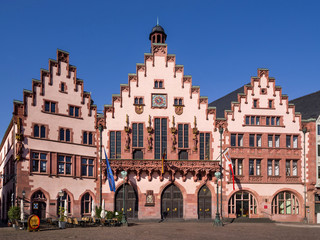 Frankfurt - Haus zum Römer sonnig und entzerrt