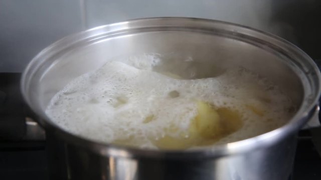 Traditional cooking of sausages in water.
