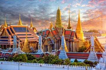 Papier Peint photo Bangkok Grand palais et Wat Phra Keaw au coucher du soleil à Bangkok, Thaïlande