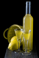 Limoncello italiano o licor de aguardiente de limón