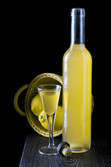 Limoncello italiano o licor de aguardiente de limón