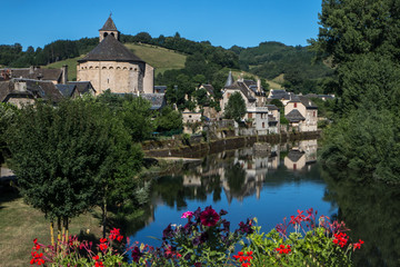 Village de Sainte Eulalie d' Olt au bord de la rivière Lot , en Aveyron , France