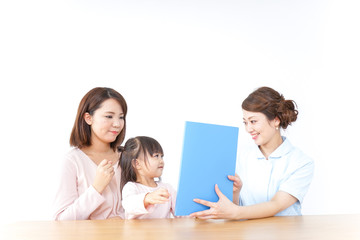 病院で診察を受ける子どもとお母さん