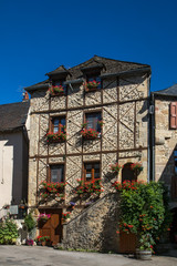 Village de Sainte Eulalie d' Olt au bord de la rivière Lot , en Aveyron , France