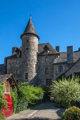 Village de Sainte Eulalie d' Olt au bord de la rivière Lot , en Aveyron , France