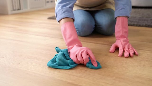 housewife scrub hardly cleaning floor