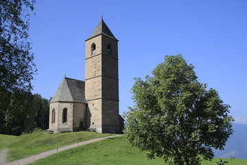 Fototapeta premium St. Kathrein Kirche am Hügel, Hafling, Südtirol, Italien, Europa