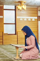 muslim woman praying in mosque