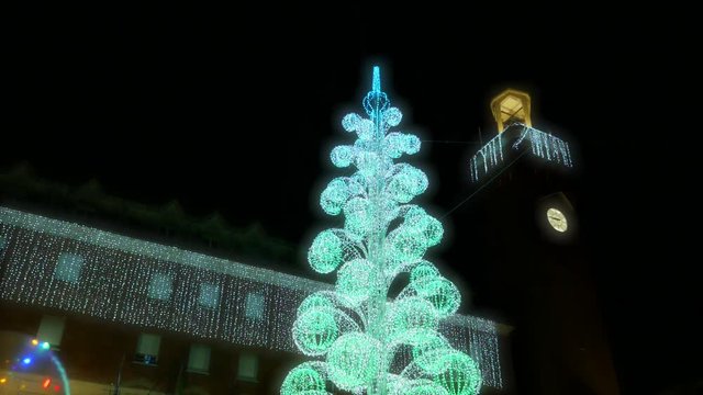 4k albero di Natale con palloncino luminoso che passa davanti