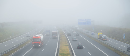 Schlechte Sicht durch Nebel auf der Autobahn  - obrazy, fototapety, plakaty