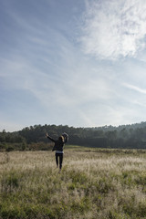 Mujer paseando por el campo