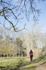 Mujer paseando por el campo