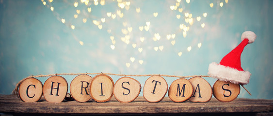 christmas - Holzbuchstaben mit Weihnachtsmütze