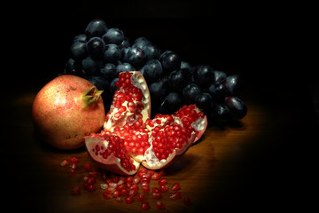 Виноград и Гранат на тёмном фоне.
