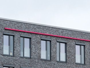 Anthrazit Fenster in einem Bürogebäude