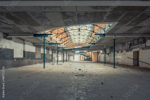 "Verlassene alte Fabrikhalle 1" Stockfotos und lizenzfreie ...