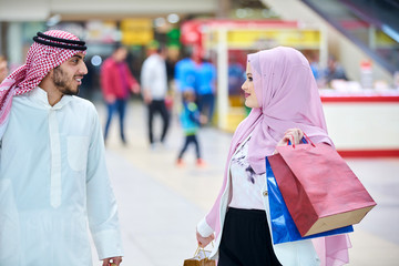Young muslim couple shopping