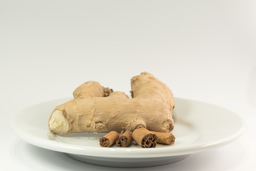 zenzero e cannella in un piatto 