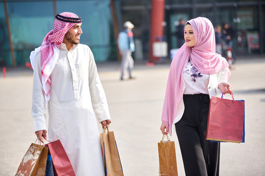 Young muslim couple shopping
