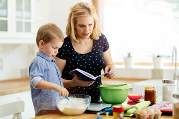 Obraz na płótnie Canvas Mother and child preparing cookies