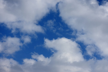 青空と雲「空想・雲のモンスター」（三角形の中に、三角形などのイメージ）