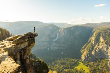 Obraz premium Wycieczkowicz w punkcie lodowca z widokiem na wodospady i dolinę Yosemite w Parku Narodowym Yosemite w Kalifornii, USA