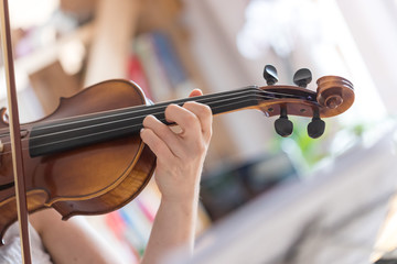 Junge Frau spielt auf Geige, Notenständer 