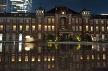 Fototapeta na wymiar tokyo station night view reflection