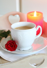 Kaffeetasse mit Kerze und Rose