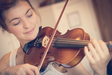 Junges Frau spielt auf Geige, Gesicht