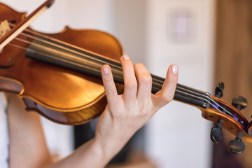 Junge Frau spielt auf Geige, Ausschnitt mit Fingern