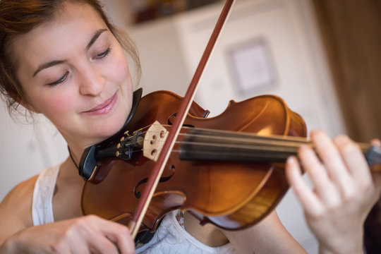 Junges Frau spielt auf Geige, Gesicht