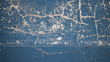 Parede azul com rachaduras brancas 