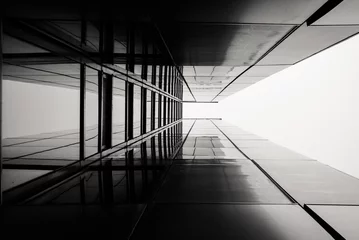Photo sur Plexiglas construction de la ville Image abstraite de la recherche d& 39 un bâtiment moderne en verre noir. Détail extérieur architectural de l& 39 immeuble de bureaux industriels. Art industriel et détail.