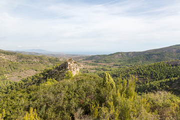 Fototapeta na wymiar Ruin av en borg på en bergstopp i nationalpark