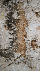 Muro com buraco e rachaduras multicor