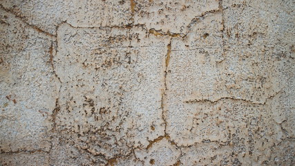 Muro com buraco e rachaduras multicor
