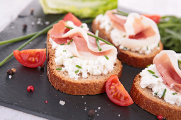 bruschetta with cream and ham