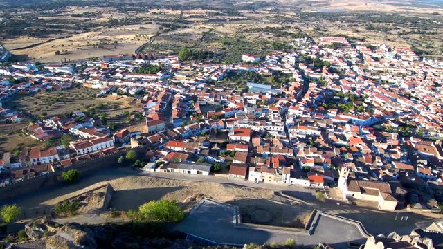 Alburquerque, pueblo de Badajoz en Extremadura, España. Video aereo con Drone