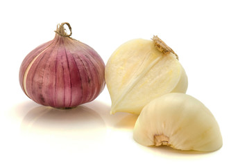Obraz premium One whole solo garlic and two sliced halves isolated on white background.