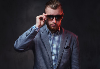 Obraz premium A man dressed in a suit and sunglasses.