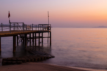 Fototapeta premium Mglisty świt nad morzem. Schody do morza