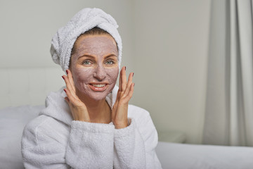 Frau mit Anti-Aging Gesichtsmaske