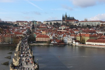 Obraz premium view to the crowded Charles bridge and Prague Castle, Czech Repulic 