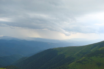 Obraz premium Carpathian mountain range Borzhava in anticipation of rain.