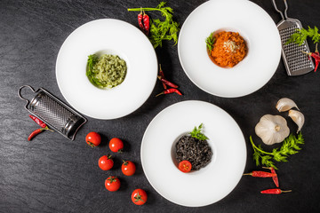 ３種類のリゾット( risotto (squid ink, tomato, basil)