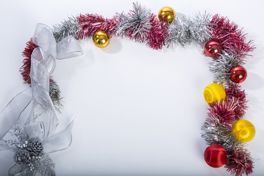Decorazione Natalizia fatta di fiocchi palle e fischioni - sfondo bianco