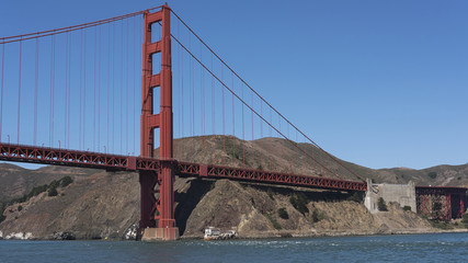 Horizontal section of the suspension and view of the northern tower of the iconic Golden Gate Bridge, San Francisco, California, USA