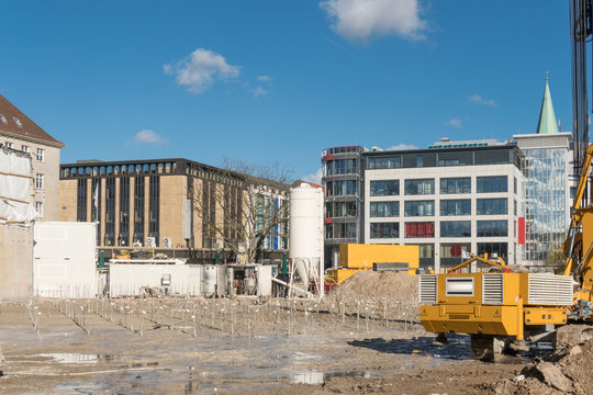 Baustelle nach der Pfahlgründung in Kiel